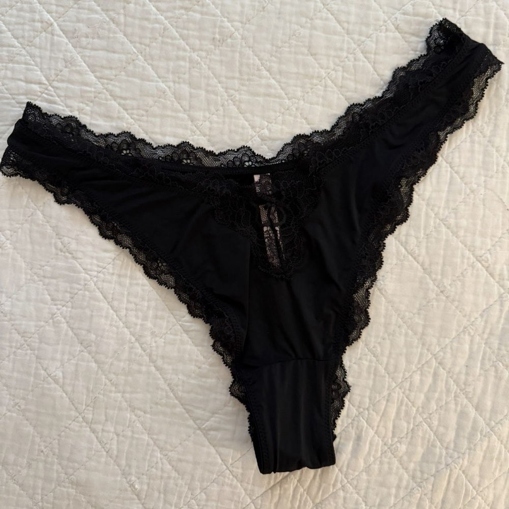 VS Elegant Black Lace Trim Thong NWOT